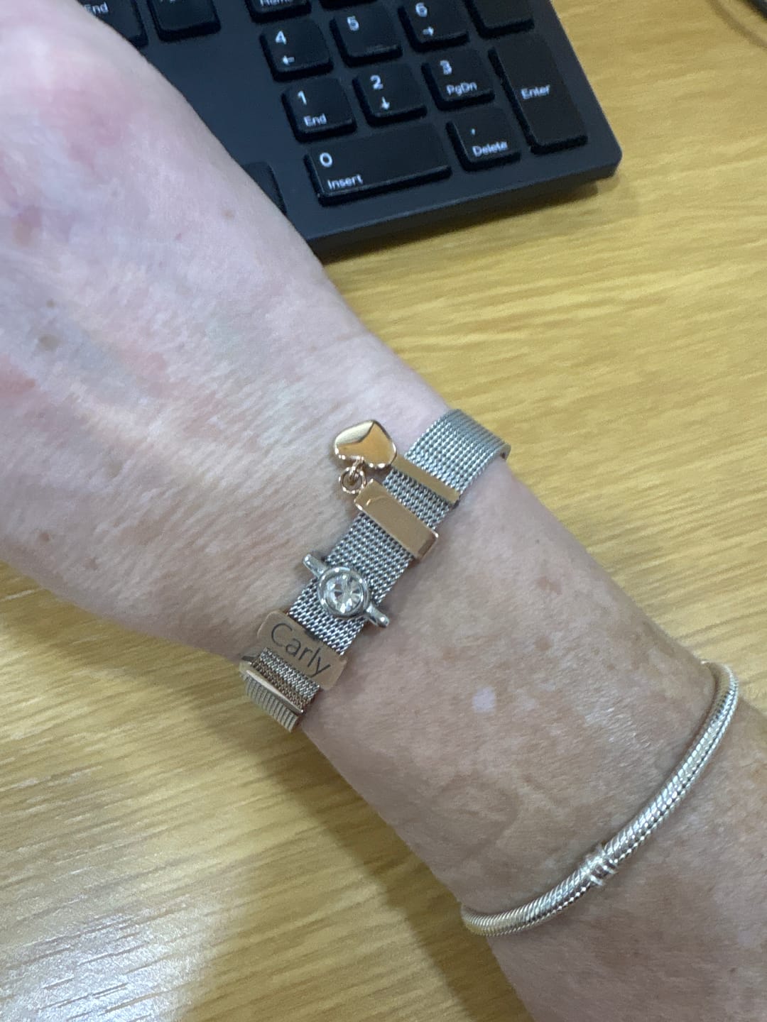 Customer photo review of Mesh charm name rosé gold