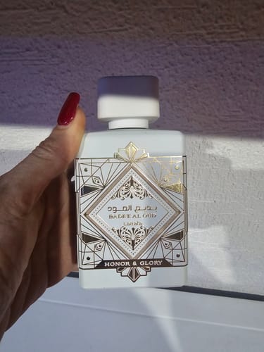 Reseña con foto de un cliente sobre Perfume Unisex Lattafa Bade'e Al Oud Honor & Glory 100ml EDP