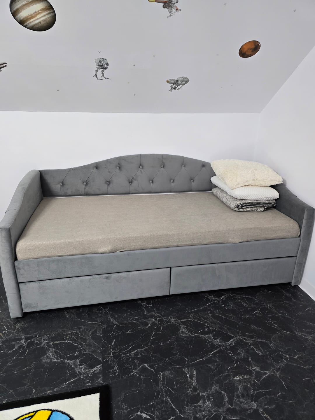 Customer photo review of Pat ALOHA 90x200, stofa catifelata gri, cu somiera si spatiu depozitare