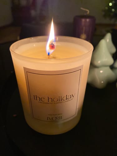 Kundeanmeldelse med bilde av The Holiday Scented Candle