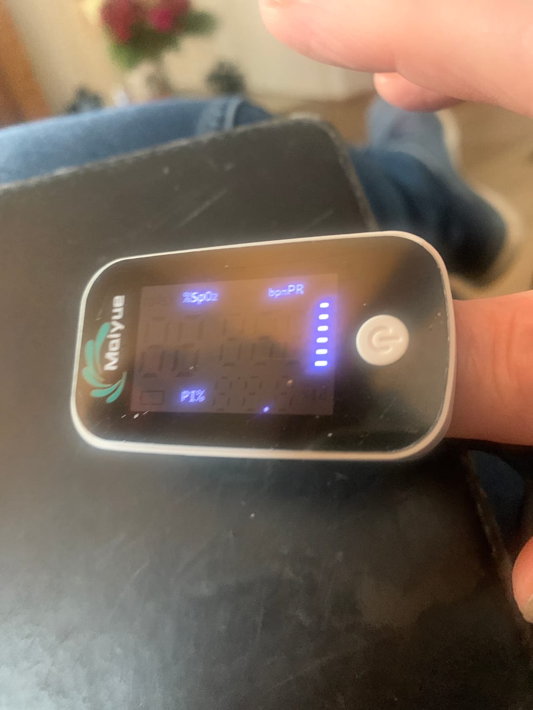 Customer photo review of Saturatiemeter / bloedzuurstofmonitor / saturatiemeter voor vingers / met OLED-display / professioneel en zeer nauwkeurig / ideaal voor gezinnen, ouderen en ziekenhuizen