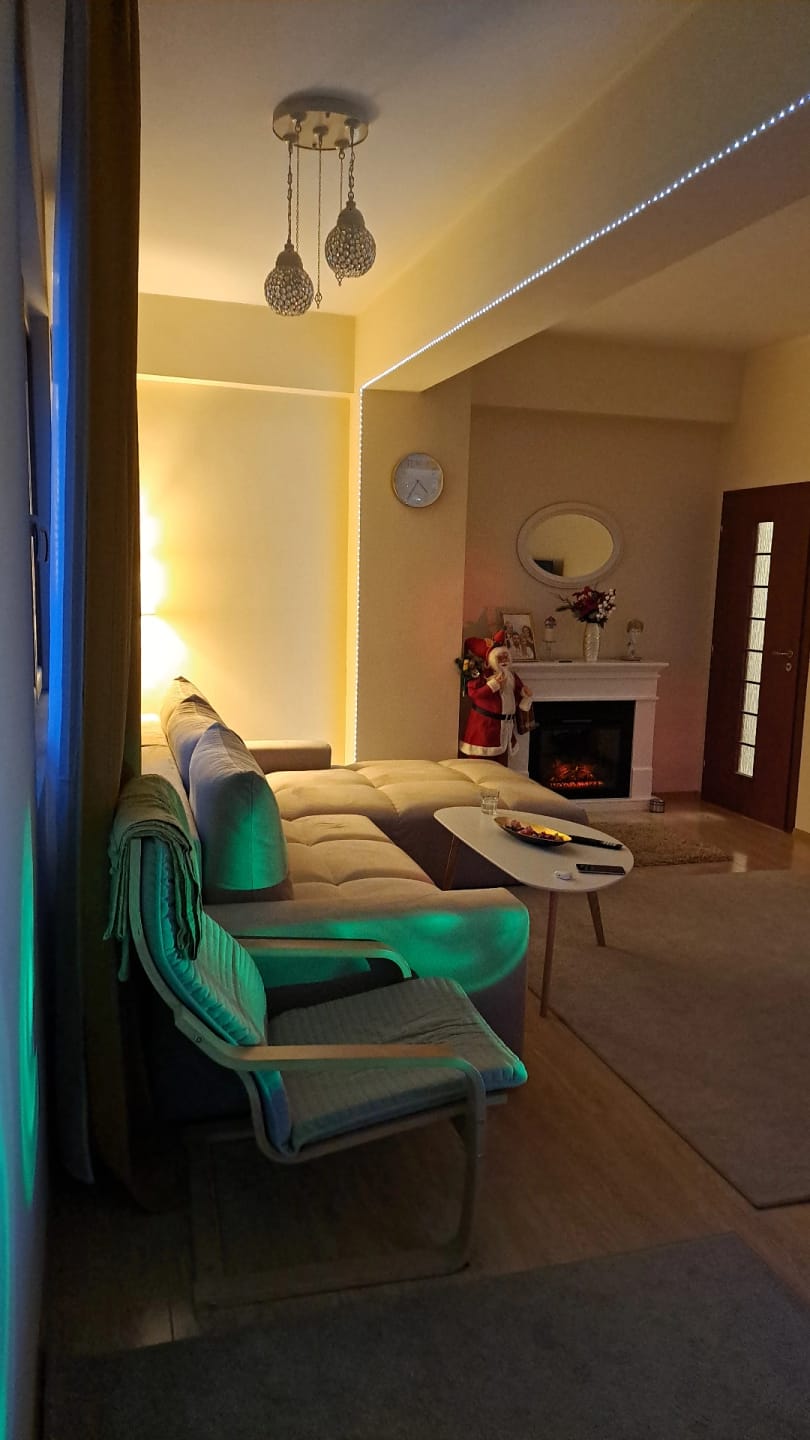 Customer photo review of Semineu ECOFLAME PRO - Lisabona white, flacara 3D de 23 inci cu teme de culoare, incalzire infrared si sunet