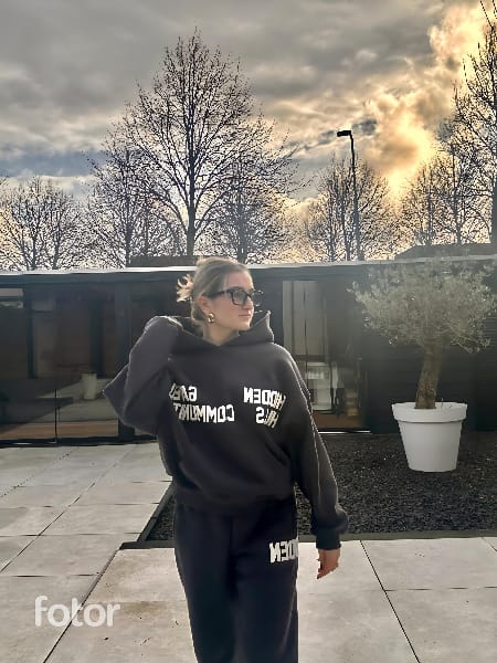 Kundenbewertung mit Foto von GATED COMMUNITY SWEATPANTS DARK GREY