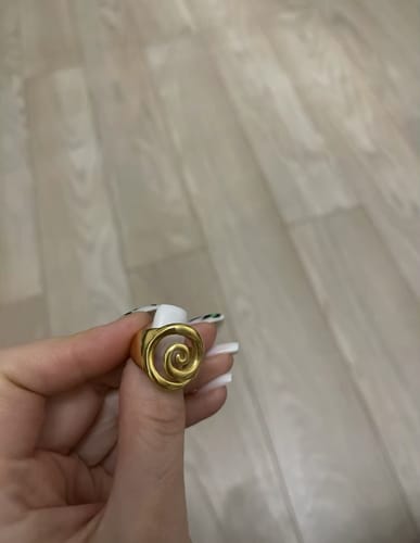 Customer photo review of Swirl 18k Gold Ring