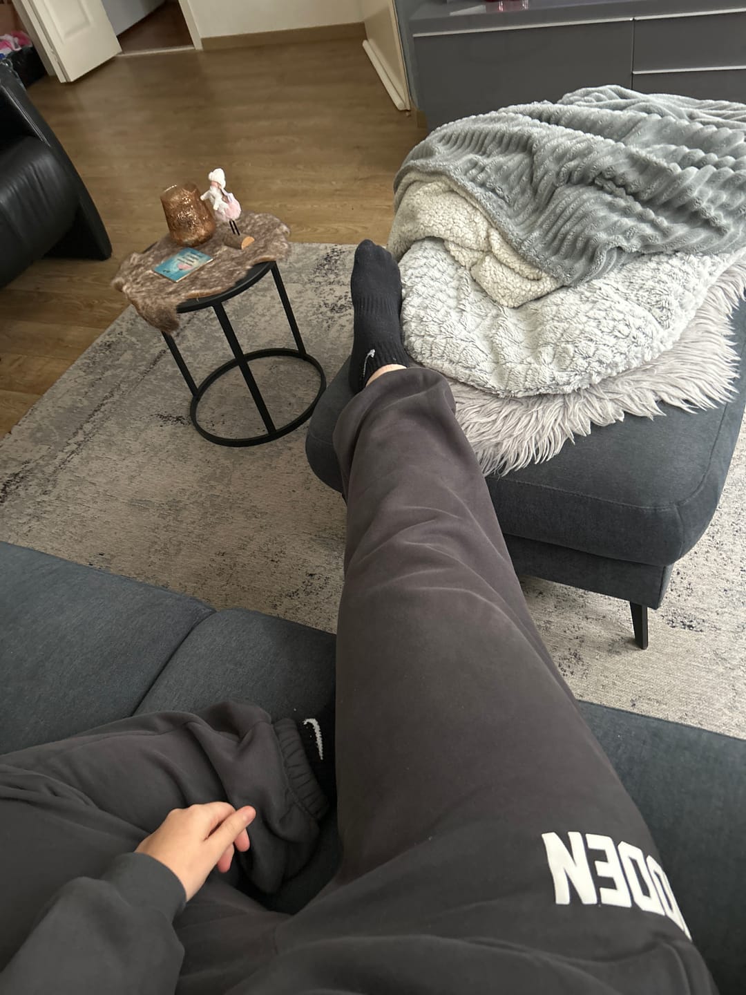 Kundenbewertung mit Foto von GATED COMMUNITY SWEATPANTS DARK GREY