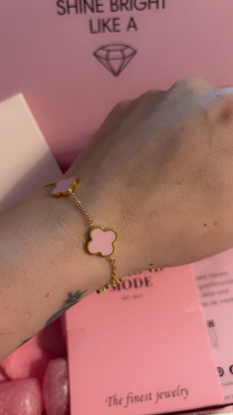 Customer photo review of Pink Clover Armband | 18K vergoldet