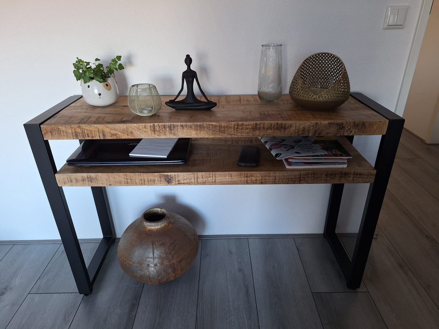 Customer photo review of Sidetable industrieel Britt met schap | Mangohout en Staal | 120x35x76cm