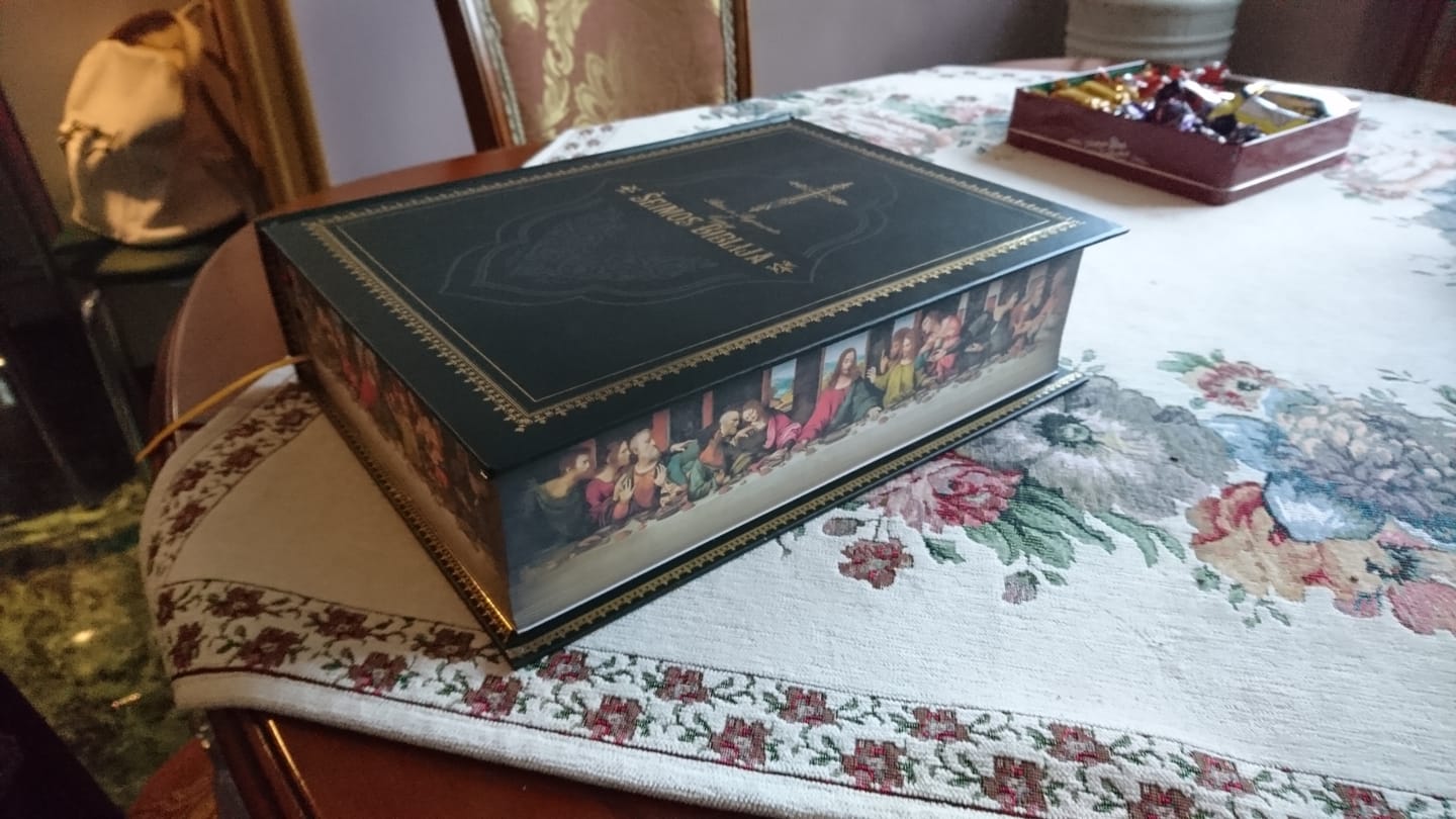 Customer photo review of Šeimos Biblija: limituotas leidimas su unikalia puslapių briauna – Leonardo da Vinčio šedevras „Paskutinė vakarienė“