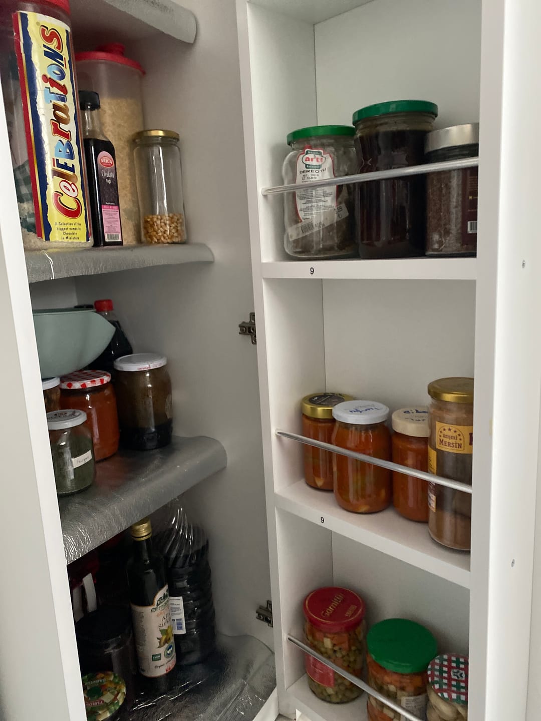 Customer photo review of Rani JE104 Çok Amaçlı Dolap Tekerlekli Tek Kapaklı Kiler Erzak Mutfak Dolabı Beyaz