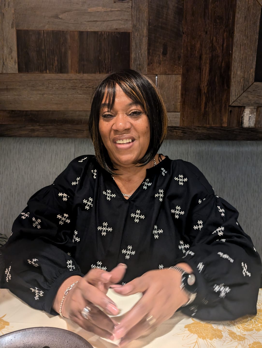 Customer photo review of Shake N Go Legacy Human Hair Blend Wig - VICTORIA