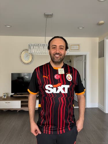 Customer photo review of Galatasaray Osimhen Yeni Sezon Siyah  Kırmızı 2025 Season Trikot Forma