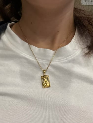 Customer photo review of Cuerpo 18k Gold Pendant Necklace