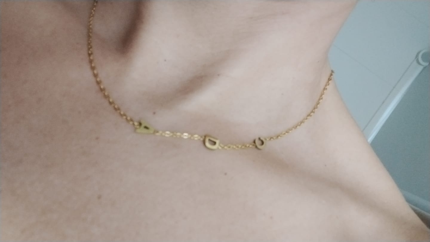 Customer photo review of Colar de Iniciais Laterais Personalizado