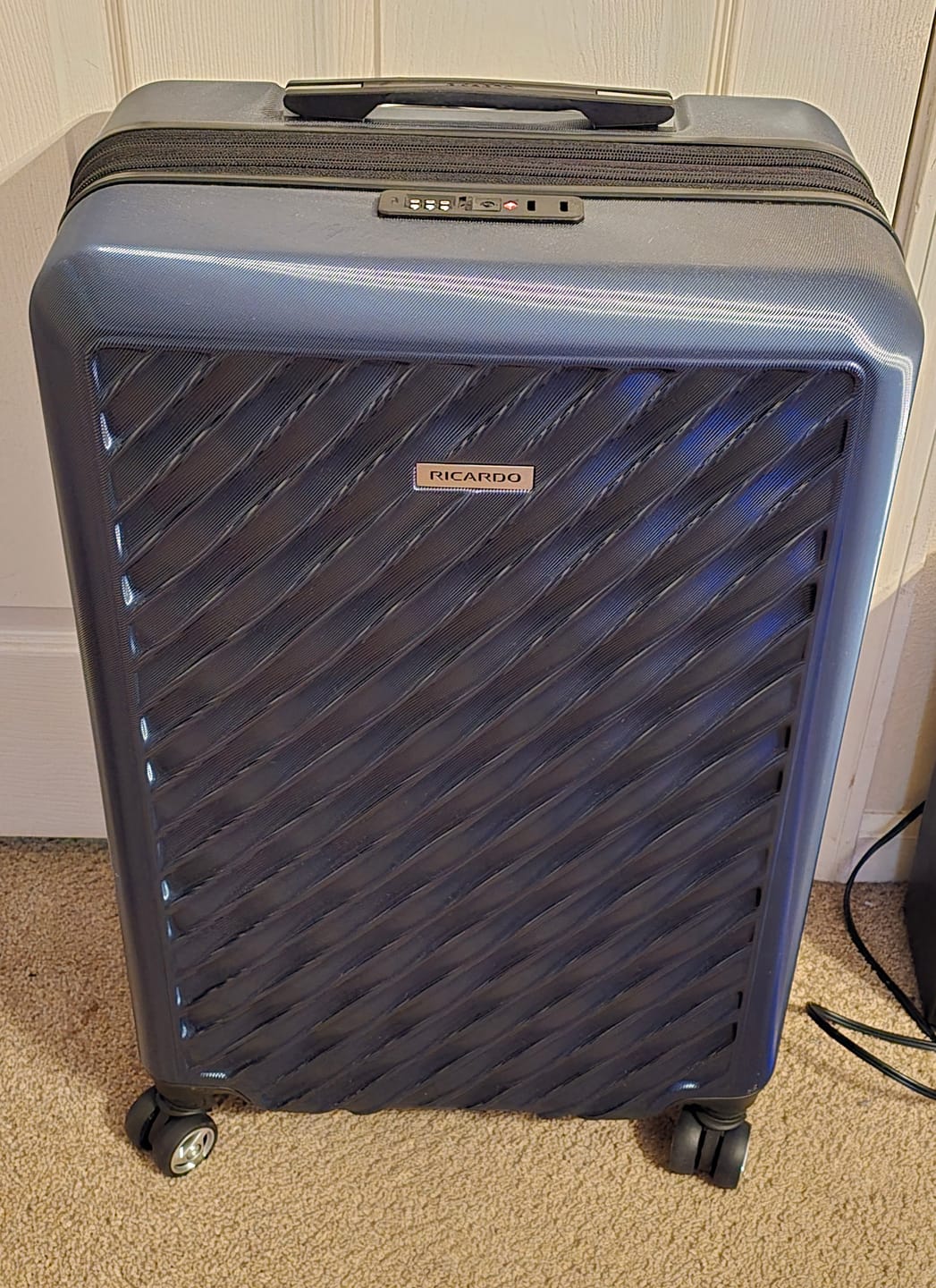 Customer photo review of Melrose Hardside Medium Check-In Expandable Spinner