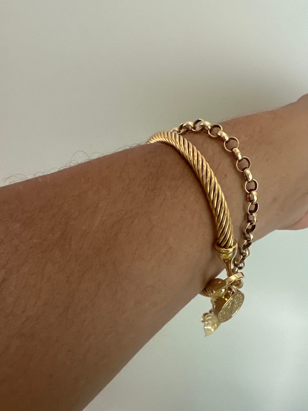 Customer photo review of Bracelete Pingente São Bento Banhado em Ouro 18K