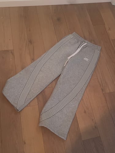 Customer photo review of ARCHIVE ESSENTIAL WIDELEG SWEATPANTS GRAY