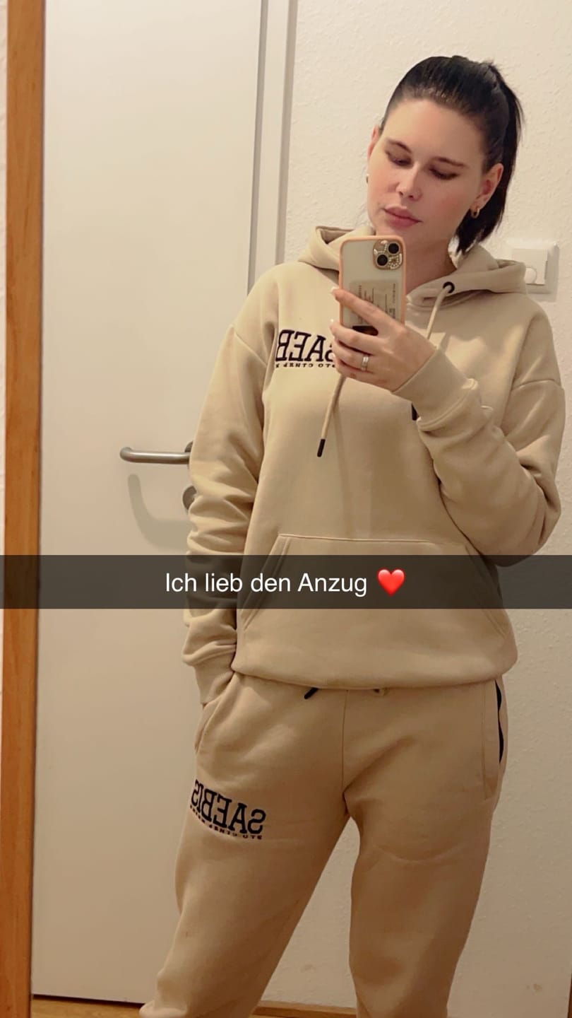 Customer photo review of Lifestyle Damen Oversized Hoodie beige mit Stickerei by SAEBIS®