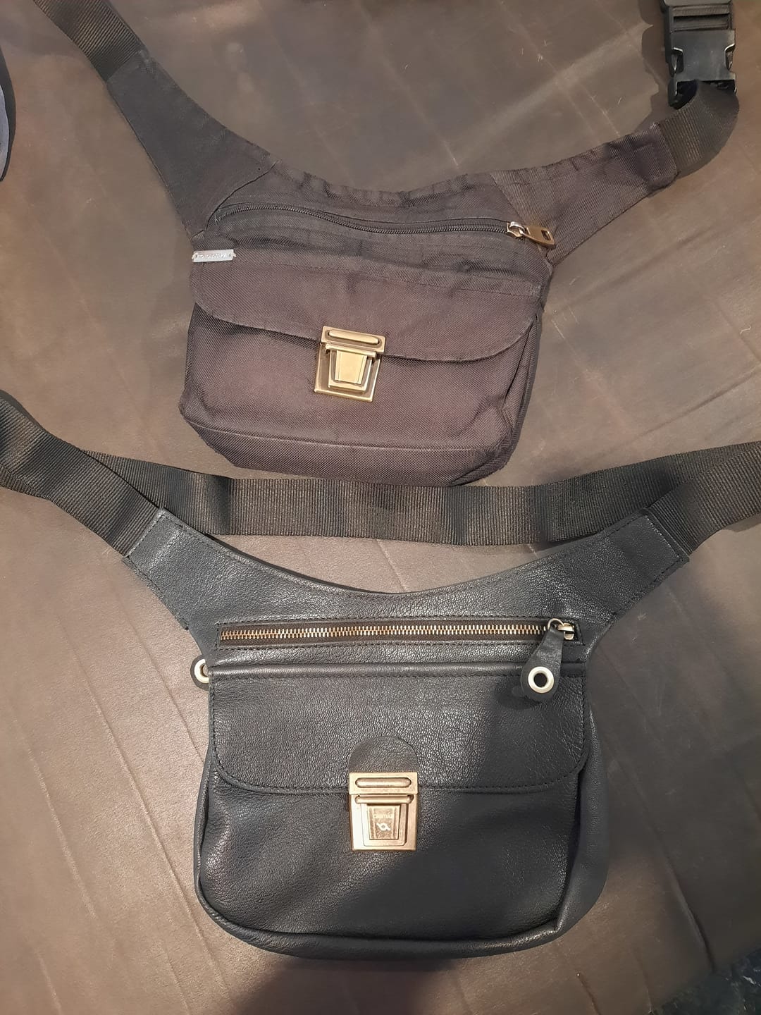 Customer photo review of Riñonera "Classic Black & Old Gold” + Bolsillo trasero · Piel · Pieza Exclusiva Núm. 19004