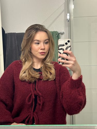 Customer photo review of Helena Schleifen Strickjacke - Weinrot