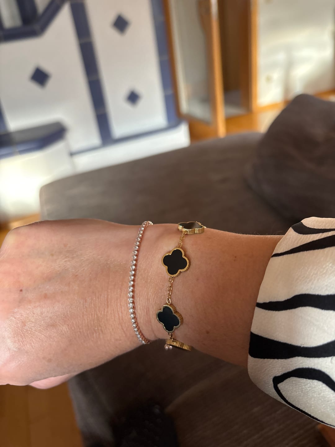 Customer photo review of Noir Lucky Leaf Abbaddon Armband 14K Vergoldet