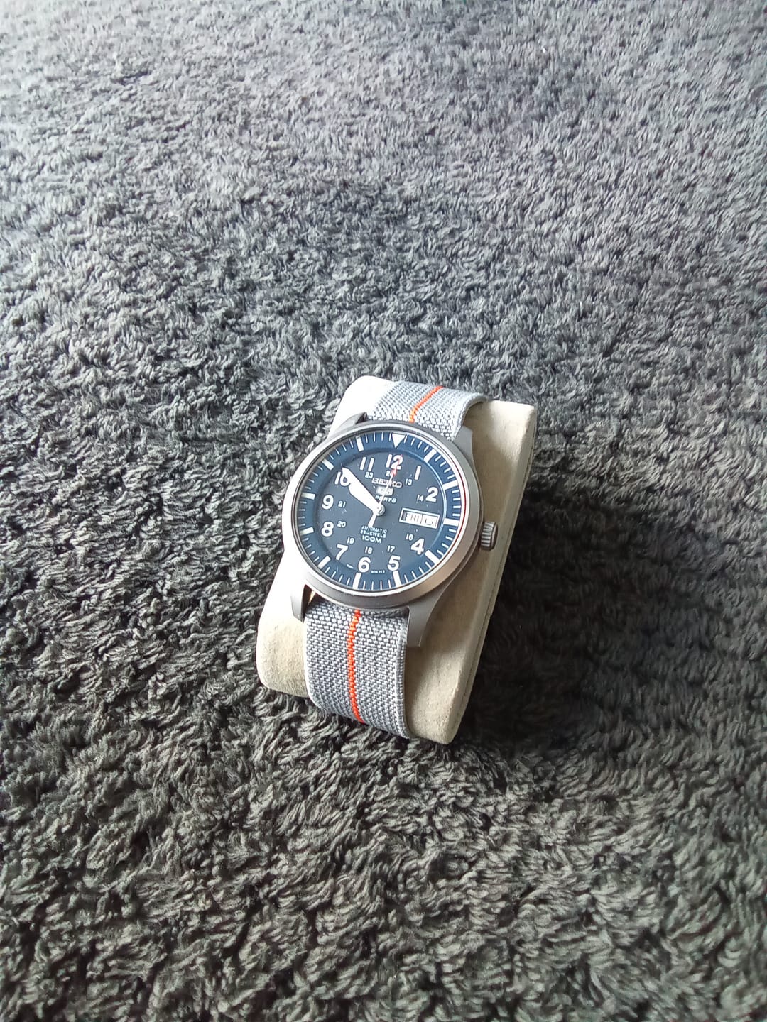 Customer photo review of Marine Nationale Military Style Elastic Strap - Grey & Orange