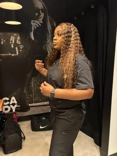 Customer photo review of Balayage Piano Highlights Water Wave Wigs Glueless Ombre Hair Pre-cut HD Lace Human Hair Wig