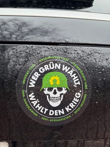 Customer photo review of GROSSE STICKER / AUFKLEBER (10 STK.) • WER GRÜN WÄHLT, WÄHLT DEN KRIEG.