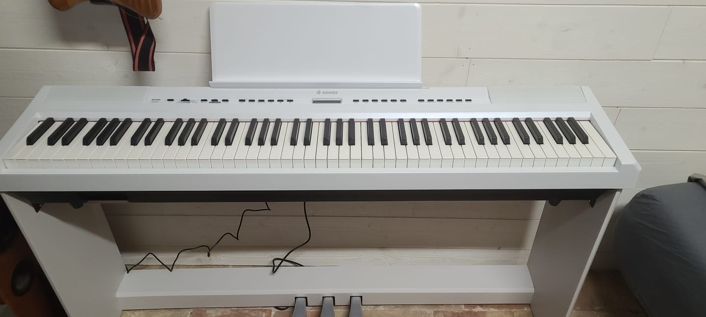 Customer photo review of Donner DEP-20 88 touches lestées Clavier de Piano numériques avec support et 3 pédale