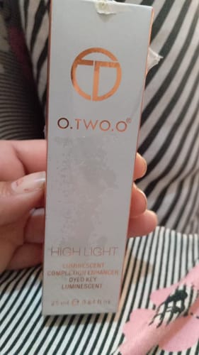 Customer photo review of O.TWO.O ROSE GOLD LIQUID HIGHLIGHTER