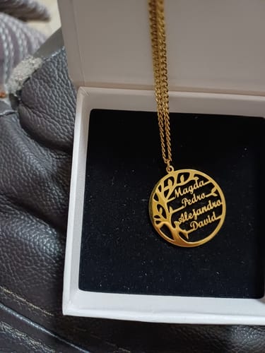 Customer photo review of Collar Árbol de la Vida con Nombres Personalizados