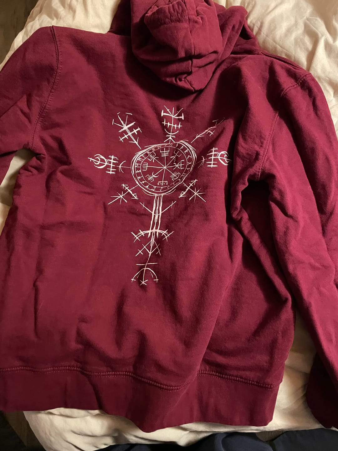 Customer photo review of "Vegvísir Nordischer Kompass" Schildmaiden-Hoodie – Leite Deinen Weg