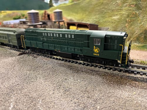 Customer photo review of Atlas 10004131 HO TRAIN MASTER PH.1B GOLD JERSEY CENTRAL [NO STRIPES] #2403