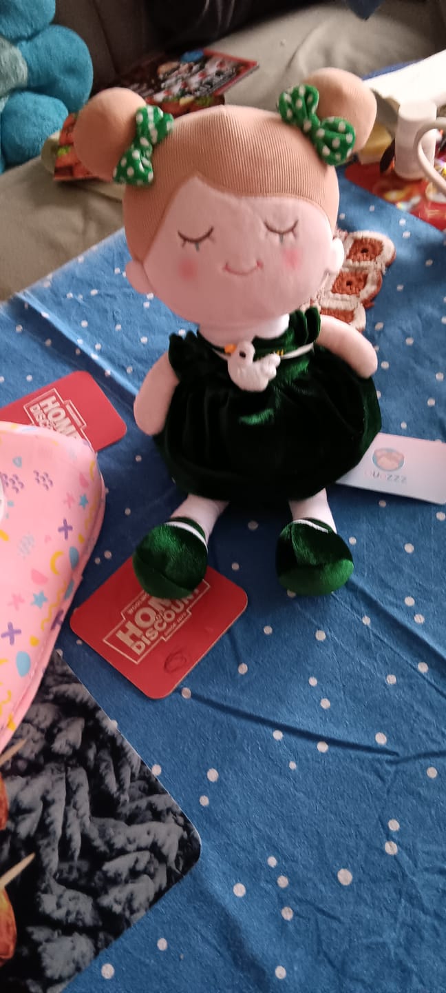 Customer photo review of Personalisierte Plüschpuppe mit Regenbogenwimpern im Grünen Kleid