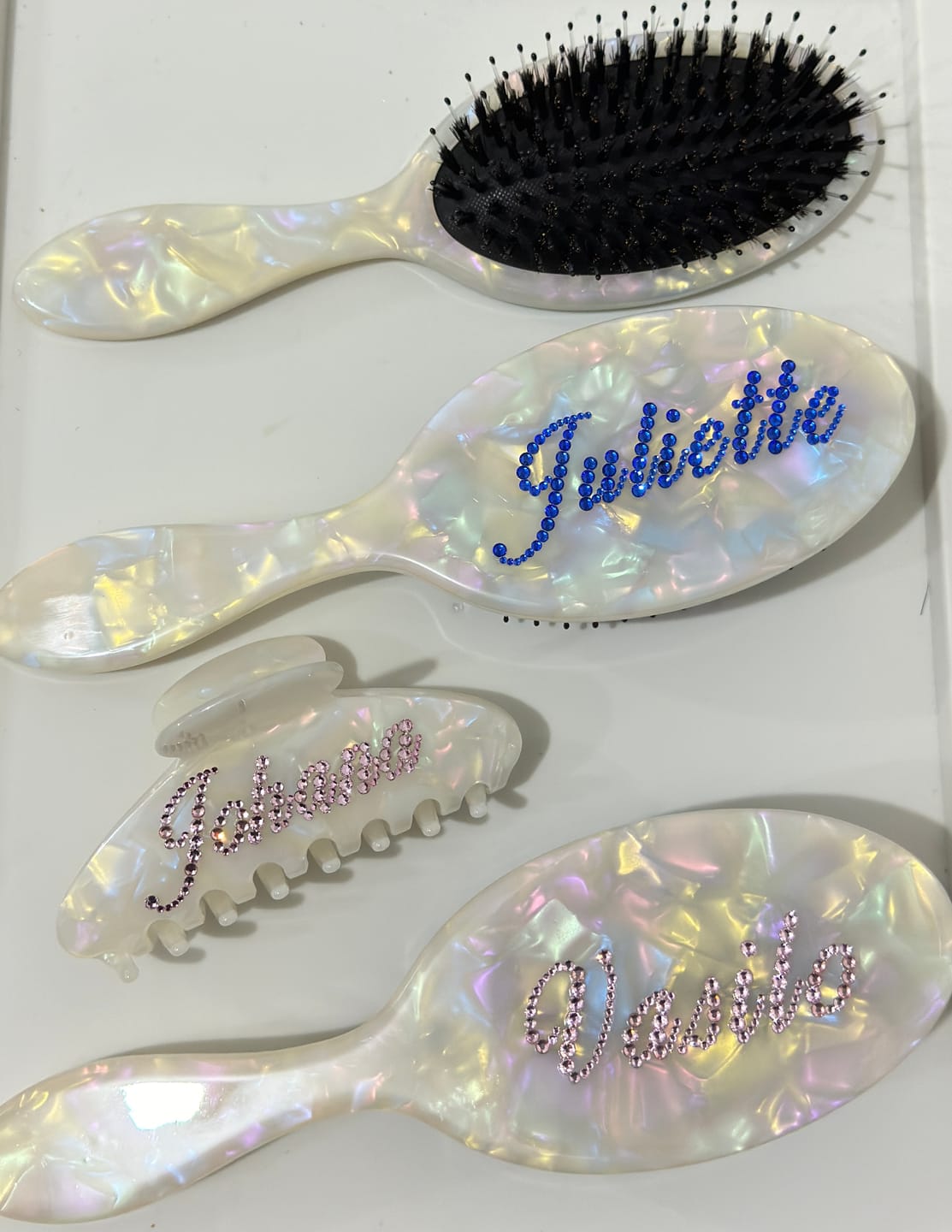 Customer photo review of Shell White Customized Name Hair Brush | WiwiKiwi