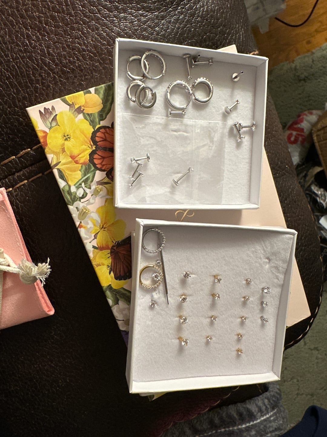 Customer photo review of Solitaire Crystal Cartilage Stud - Threadless