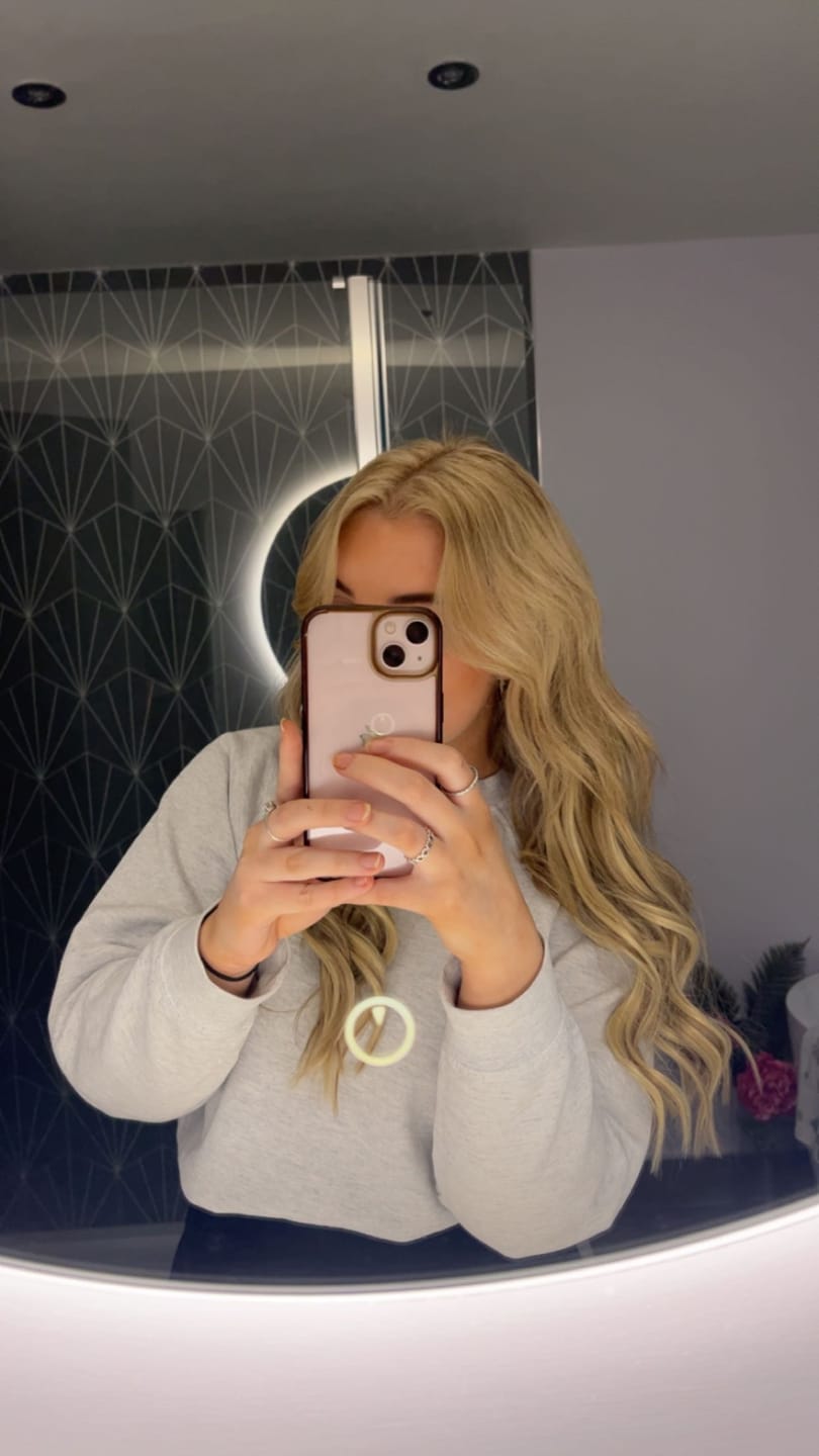 Customer photo review of Stranded 20" One Piece Wand Wave Clip-in Hair Extension #18/22 Iris