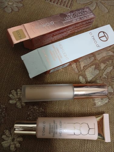 Customer photo review of O.TWO.O ROSE GOLD LIQUID HIGHLIGHTER