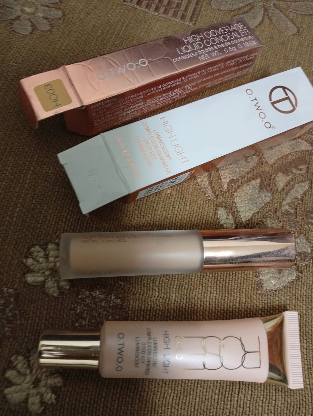 Customer photo review of O.TWO.O ROSE GOLD LIQUID HIGHLIGHTER