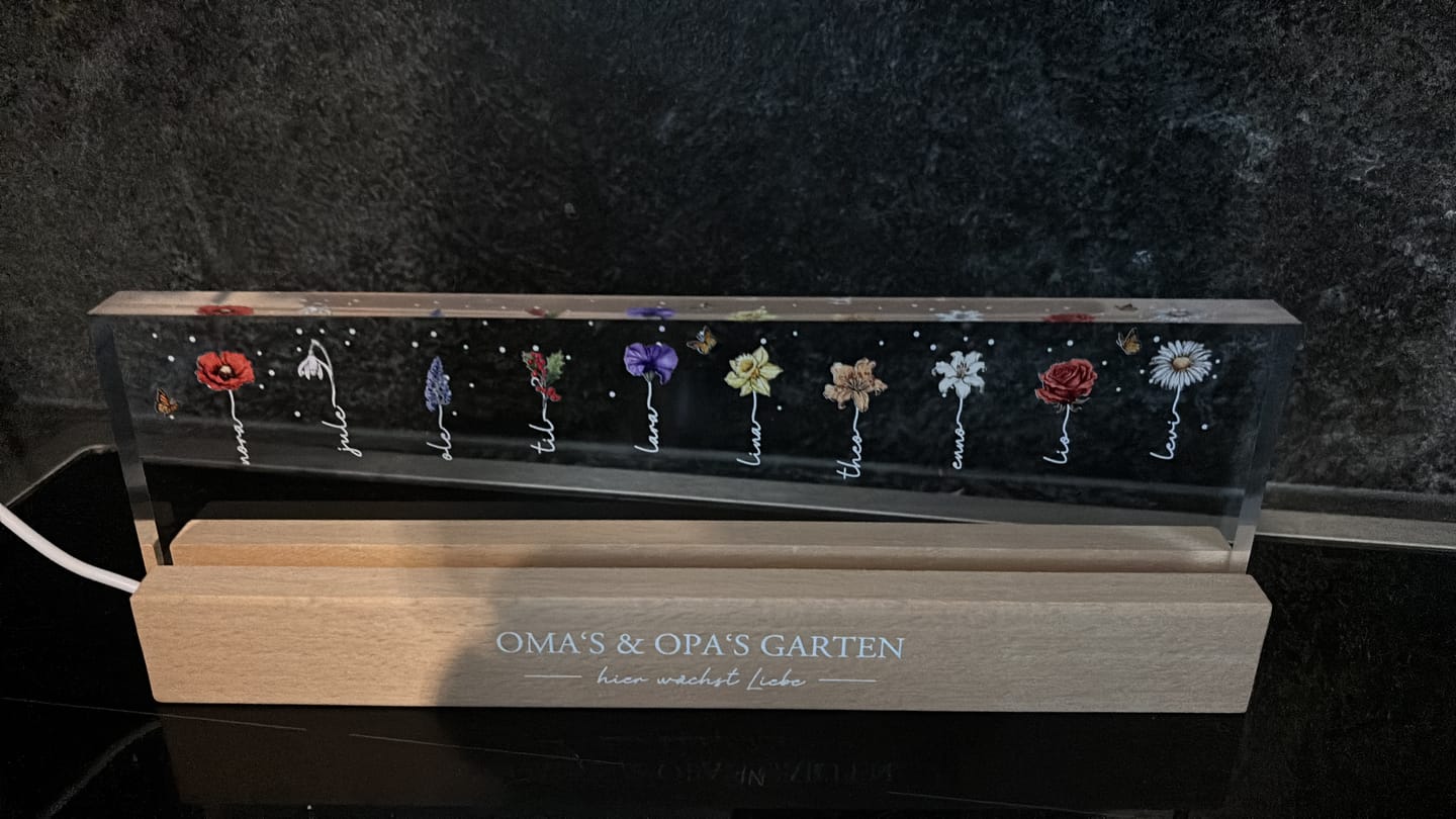 Customer photo review of Omas Garten - Personaliserter LED Aufsteller mit Blumen und Namen