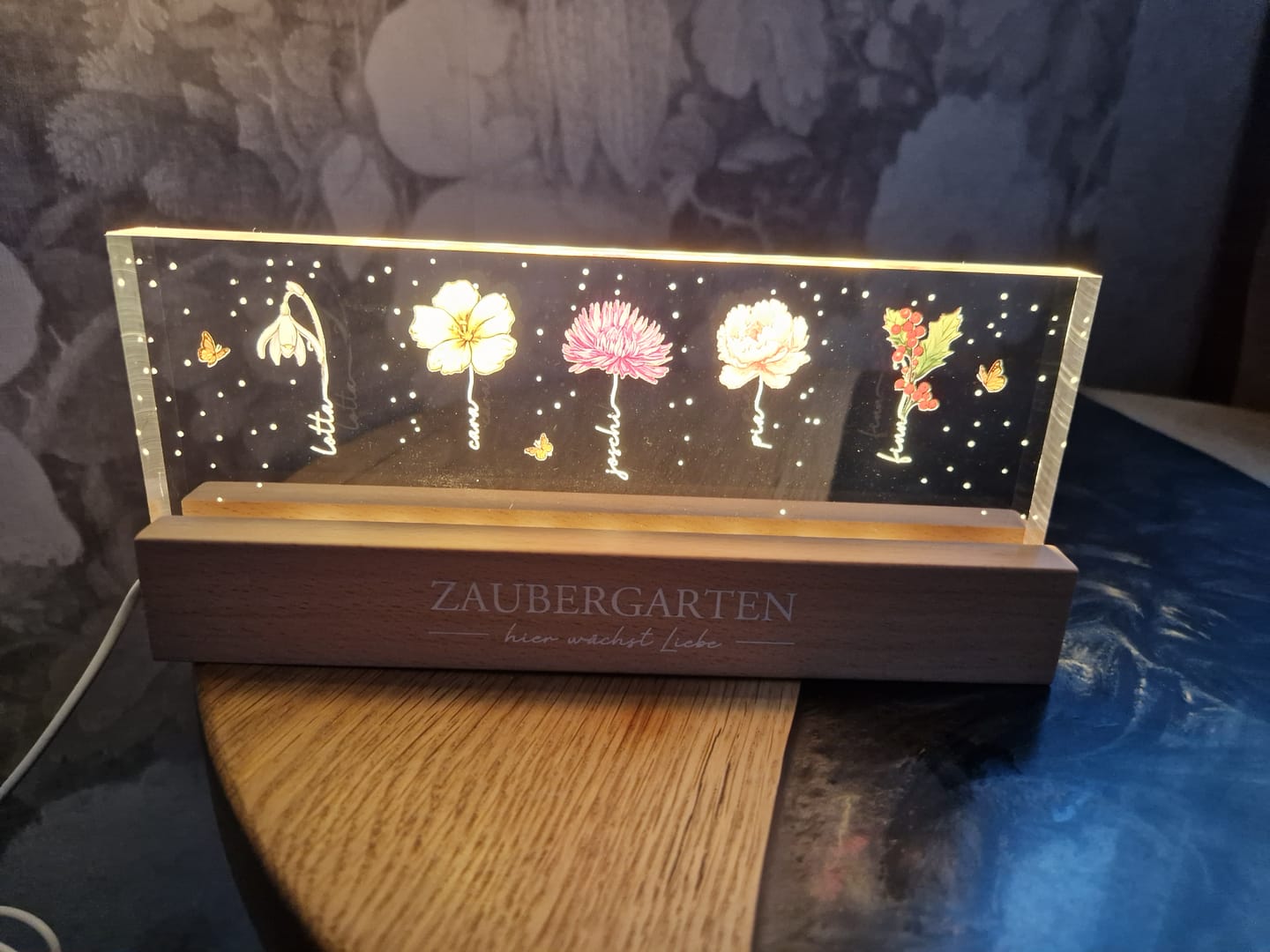 Customer photo review of Omas Garten - Personaliserter LED Aufsteller mit Blumen und Namen