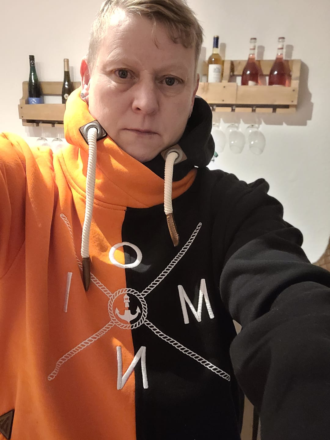 Customer photo review of Moin X Schwarz/Orange (Stick) · Unisex Bio Schalkragen Hoodie