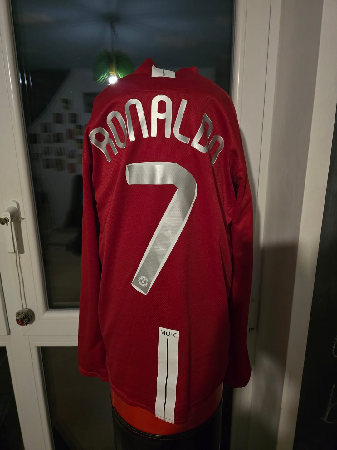 Customer photo review of Cristiano Ronaldo Manchester United 2008 Champions Leage Final Moscow Retro Long Sleeve Jersey