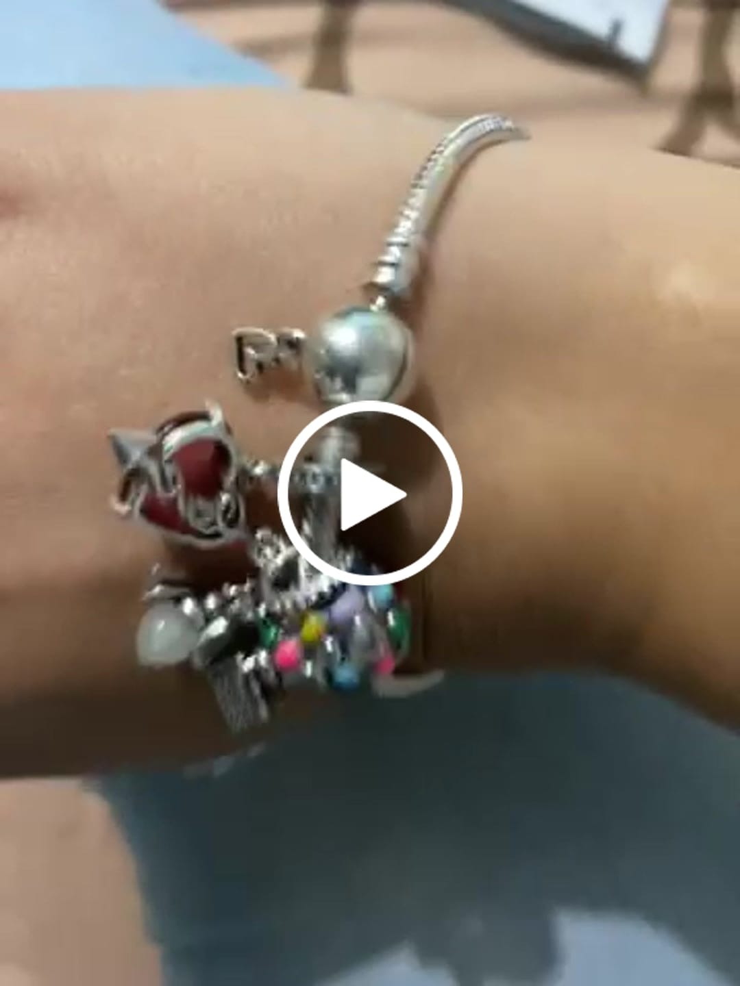 Customer video review of Pulsera Esfera de Amor y Corazon