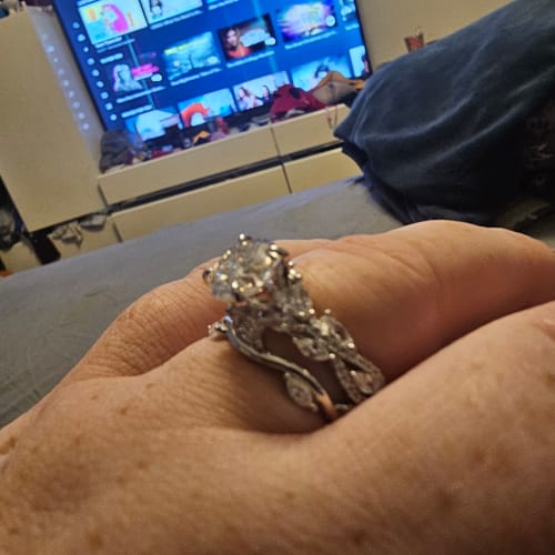 Customer photo review of Luxe Cluster Moissanite Twisted Engagement Ring