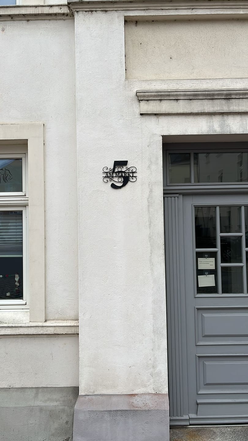 Customer photo review of Hausnummer-Türschild Ornamental Style mit Familiennamen (personalisierbar)