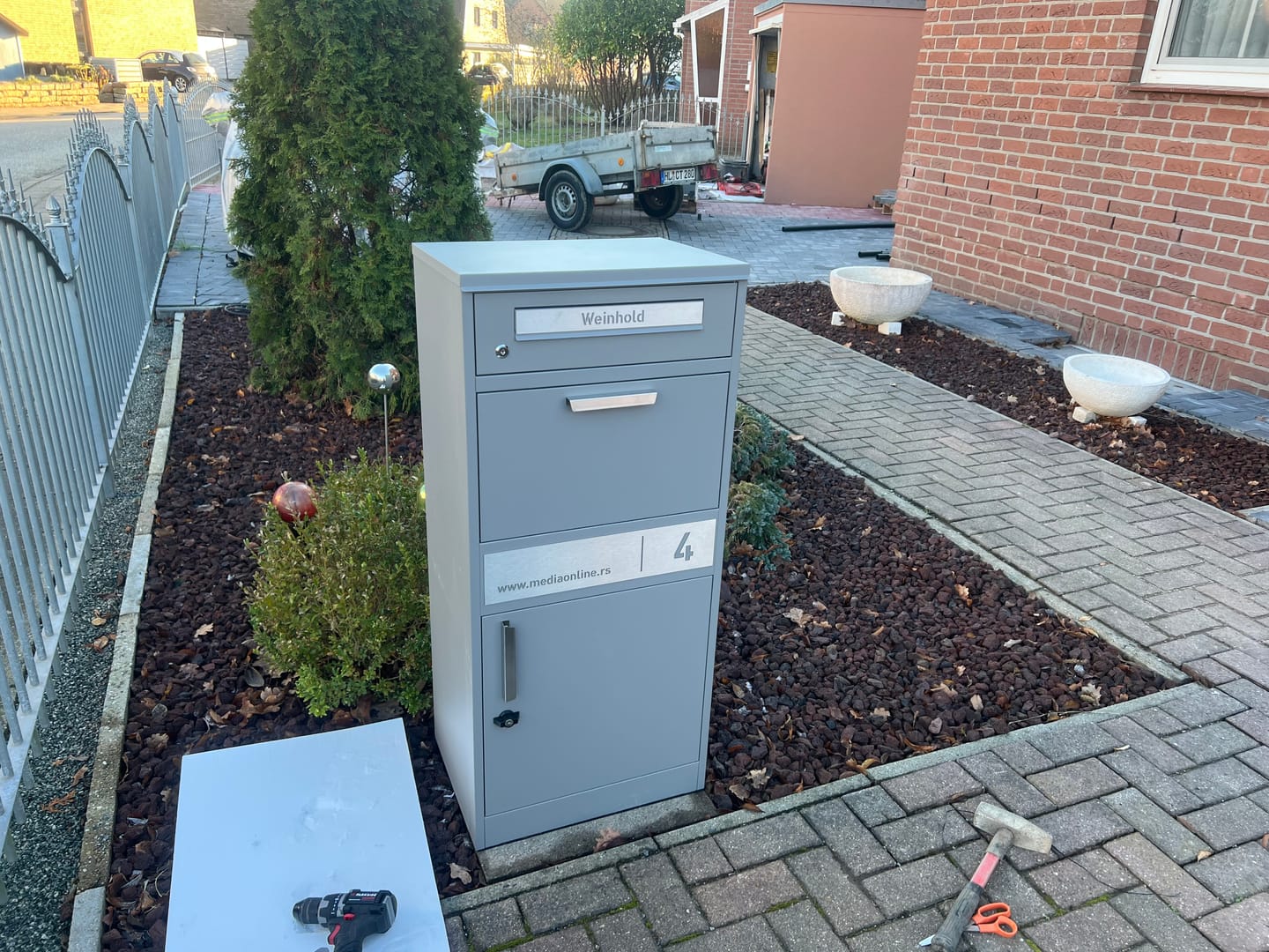 Customer photo review of AlbersDesign Stand-Paketbox PB1 Graualuminium (RAL9007) personalisiert mit Edelstahl-Schild