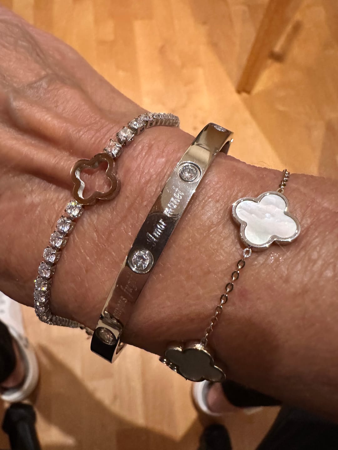 Customer photo review of Clover Perlmutt Armband | 18K vergoldet
