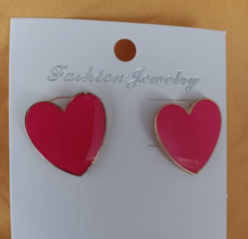 Customer photo review of Aretes de corazones pequeños color rosa