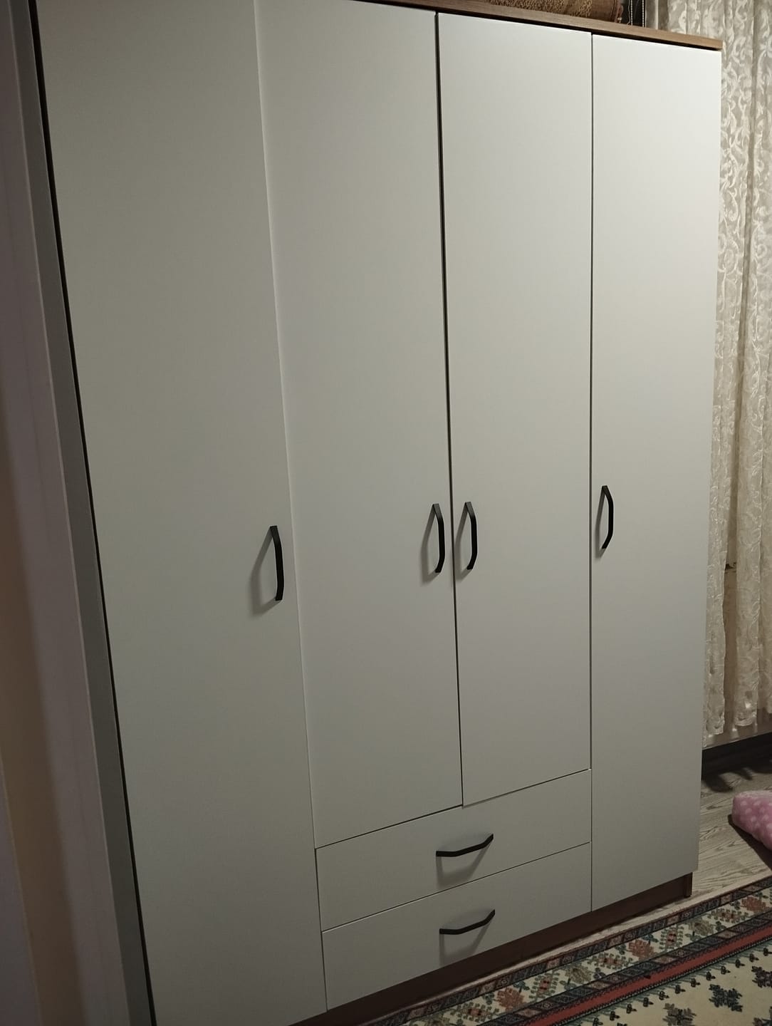 Customer photo review of Rani BA112 Geniş Gardırop Elbise Dolabı 4 Kapaklı 2 Çekmeceli 13 Raflı 1 Askılı Sepet Ceviz - Beyaz