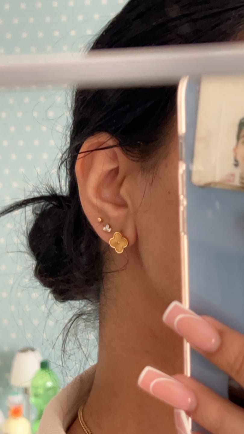 Customer photo review of Simple Dot Ohrstecker | 18K vergoldet